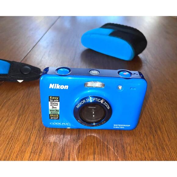 Nikon Coolpix s30 Waterproof Shock Proof Camera Blue Floaty Strap Case LIKE NEW - Picture 1 of 10